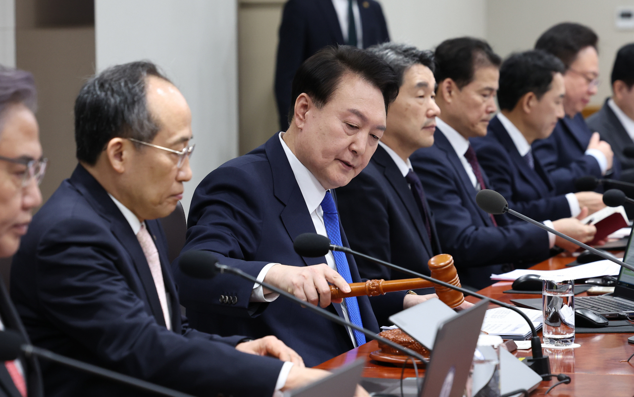 윤석열 대통령이 28일 서울 용산 대통령실 청사에서 열린 국무회의에서 개회선언을 하고 있다. [연합]