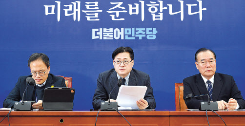 홍익표(가운데) 더불어민주당 원내대표가 28일 국회에서 열린 원내대책회의에 참석해 발언하고 있다. 임세준 기자