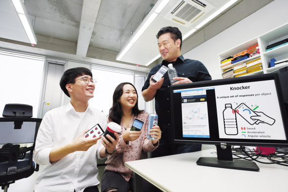 KAIST 학생들이 토론을 진행하고 있다.