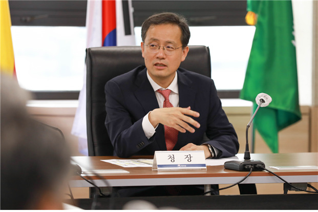 정부대전청사에서 회의를 주재하고 있는 이형일 통계청장 [기획재정부 제공]