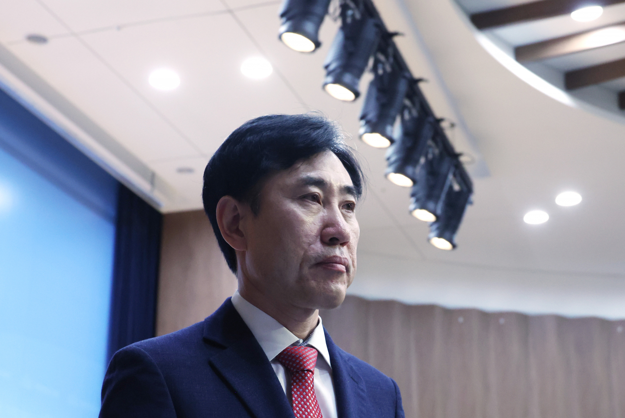 국민의힘 하태경 의원이 27일 국회에서 종로 출마를 선언한 뒤 회견장을 나서고 있다. [연합]