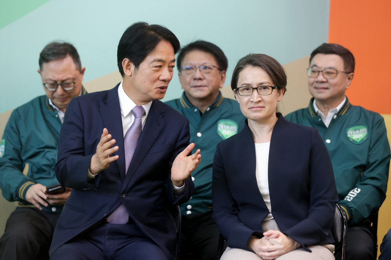 라이칭더(왼쪽) 대만 민진당 총통 후보가 20일(현지시간) 샤오비킴 전 미국주재 대만대표부 대표와 이야ㅣ를 나누고 있다. [AFP]