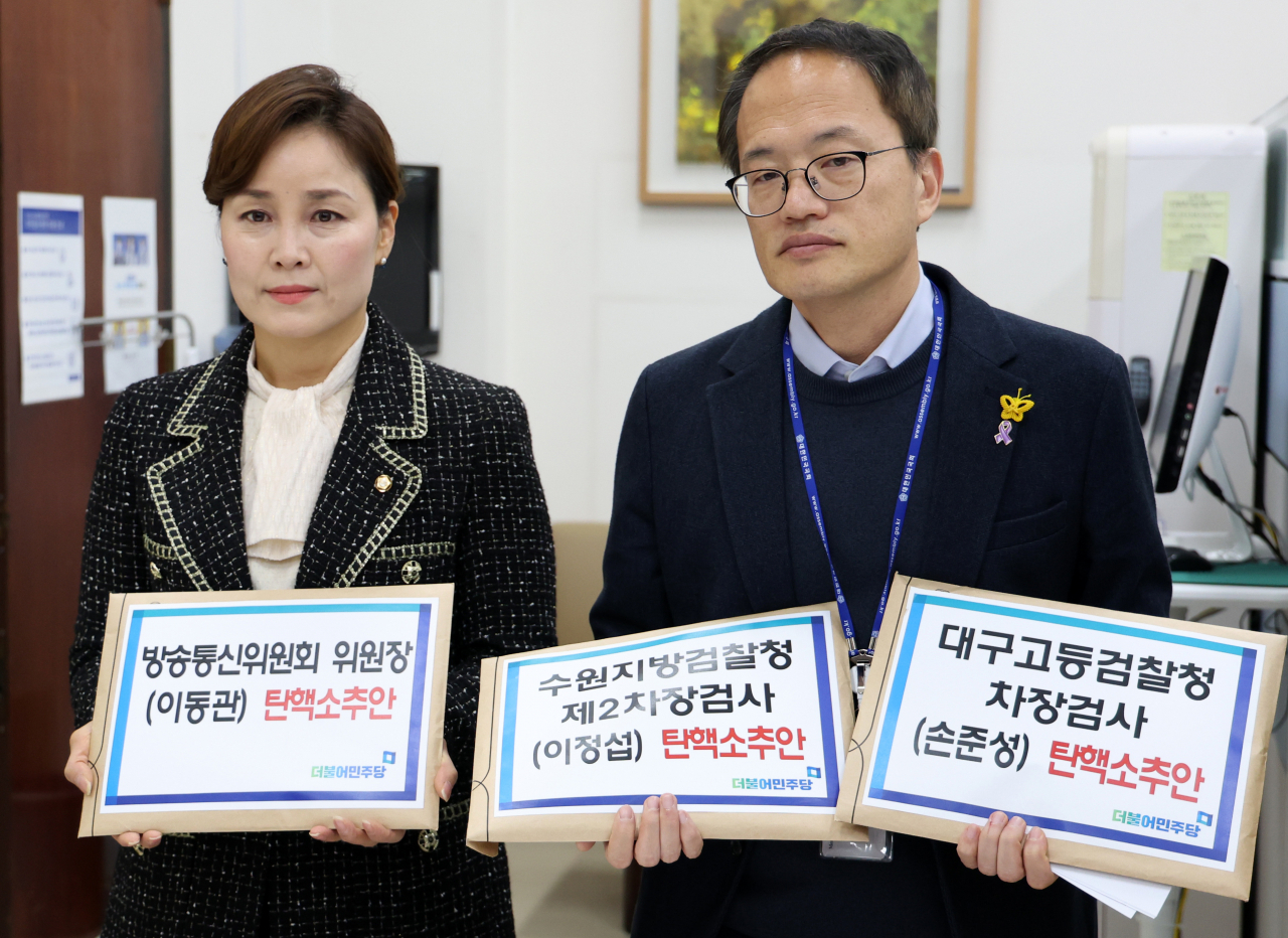 박주민 더불어민주당 원내수석부대표(오른쪽)와 임오경 원내대변인이 28일 국회 의안과에 이동관 방통위원장과 손준성 검사, 이정섭 검사에 대한 탄핵안을 제출하고 있다. [연합]