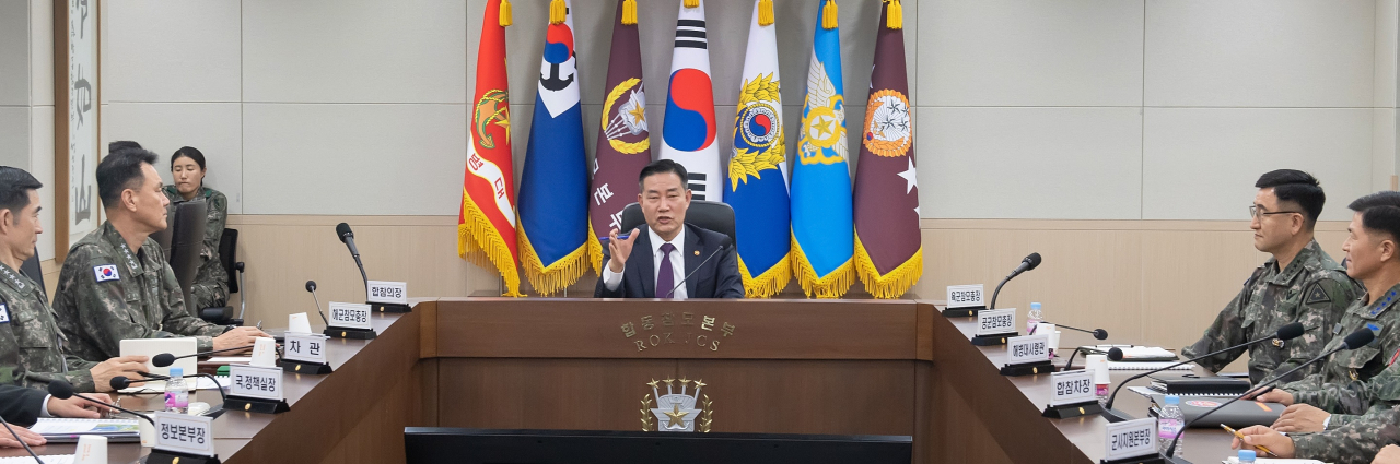 신원식 국방부 장관이 28일 국방부 청사에서 합참의장, 각 군 총장 및 해병대사령관 등 주요 지휘관이 참석한 가운데 북한군의 최근 동향과 관련한 전군 주요지휘관회의를 주관하고 우리 군의 군사적 조치사항을 점검하며 확고한 군사대비태세를 강조하고 있다.[국방부 제공]