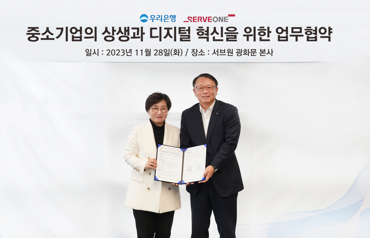 정진완(오른쪽) 우리은행 중소기업그룹장과 남은자 서브원 구매플랫폼 본부장이 기념촬영을 하고 있다.[우리은행 제공]