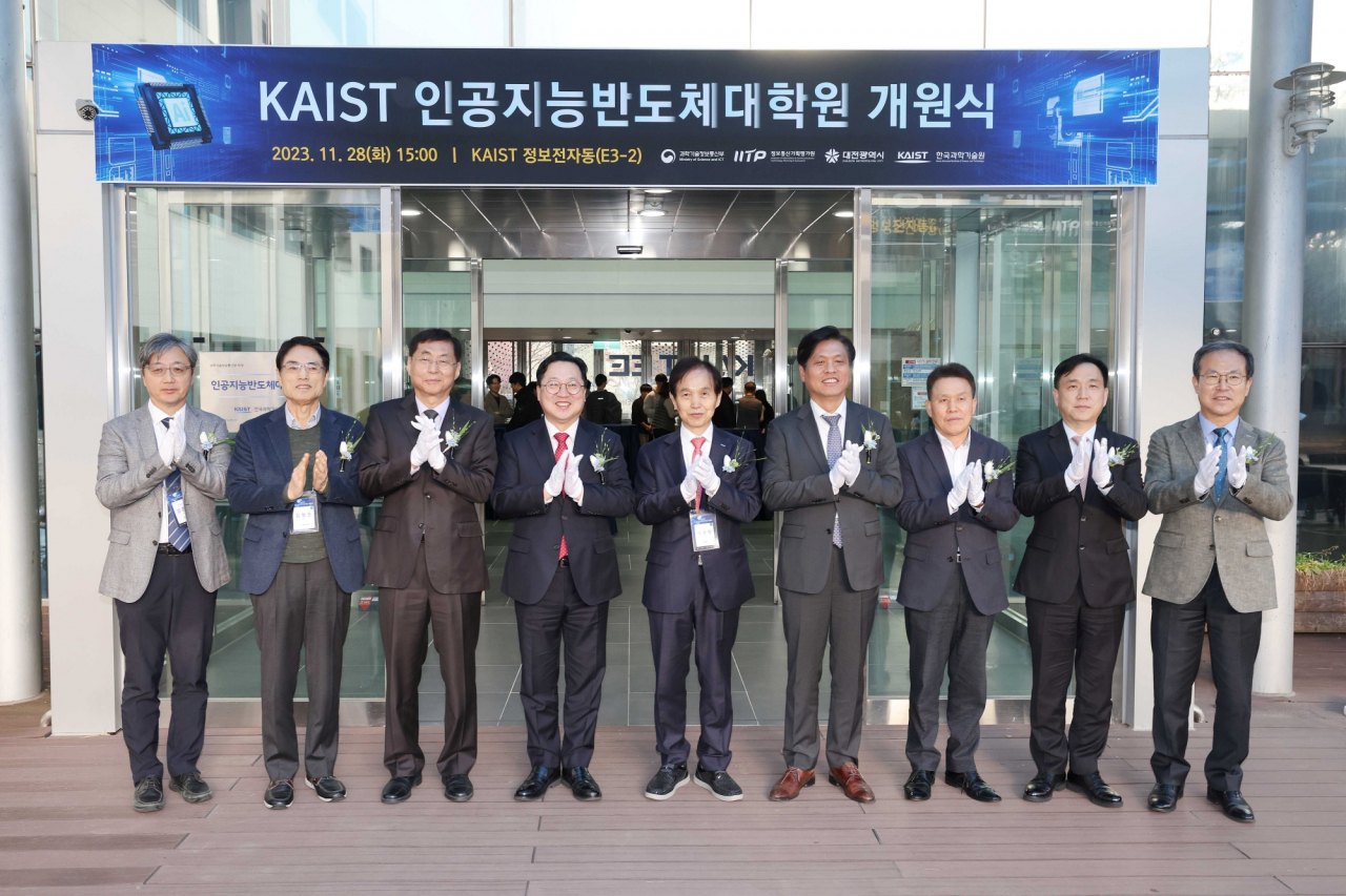 KAIST가 28일 오후 대전 본원 정보전자공학동에서 인공지능반도체대학원 개원식을 열었다. 강준혁(왼쪽부터) KAIST 전기및전자공학부장, 김형준 차세대지능형반도체사업단장, 유회준 인공지능반도체대학원 책임교수, 이장우 대전시장, 이광형 KAIST총장, 조승래 의원, 전성배 정보통신기획평가원장, 강도현 과기정통부 정책실장, 방승찬 한국전자통신연구원장.[KAIST 제공]