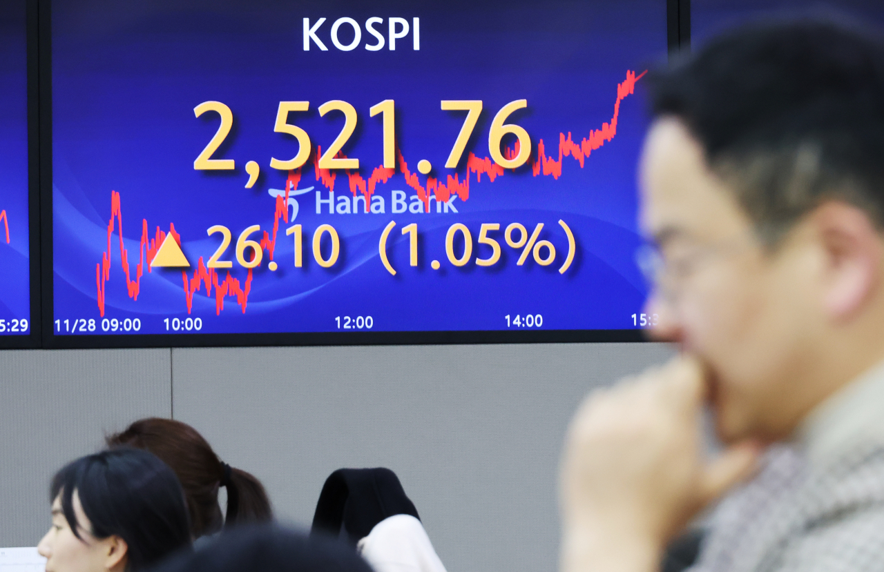 코스피가 전장보다 1% 넘게 상승해 2520대로 올라선 28일 서울 명동 하나은행 딜링룸에서 직원들이 증시 및 환율을 모니터 하고 있다. 이날 코스피 종가는 전장보다 26.10포인트(1.05%) 오른 2521.76으로 집계됐다. [연합]