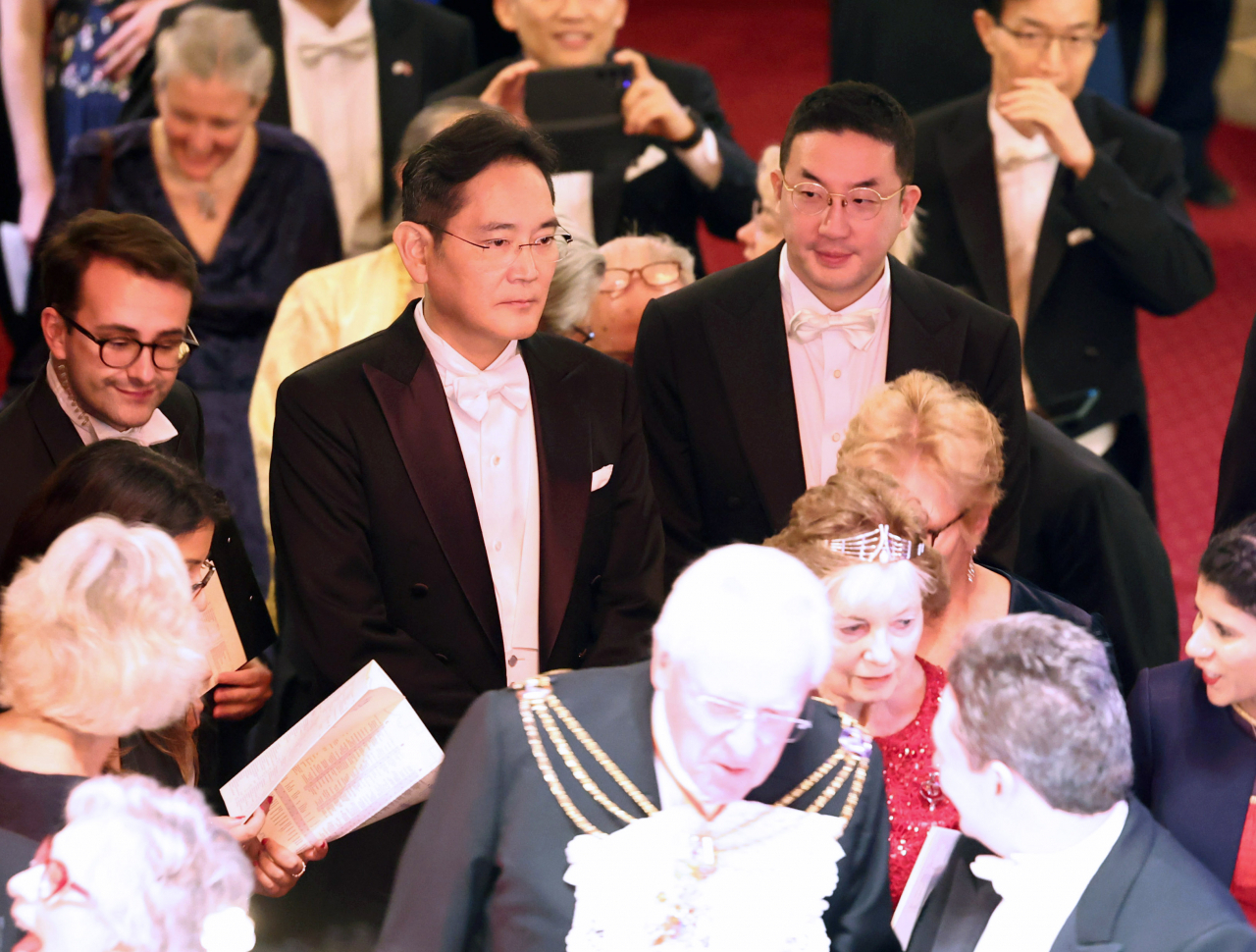 이재용 삼성전자 회장과 구광모 LG그룹 회장이 이달 22일(현지시간) 영국 런던 금융특구 길드홀에서 열린 런던금융특구 시장 주최 만찬에 참석하고 있다. [연합]