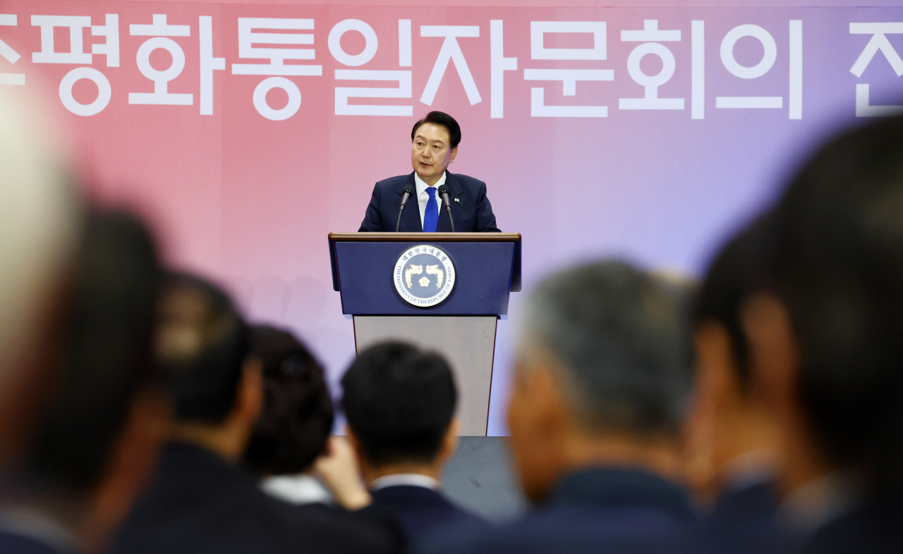 윤석열 대통령이 28일 경기 고양시 킨텍스에서 열린 제21기 민주평화통일자문회의 전체회의에서 개회사를 하고 있다. [연합]