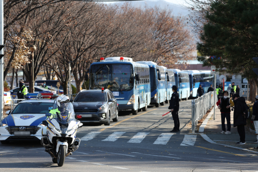 28일 대구 달성군 화원읍 천내리 대구교도소 재소자들이 탄 법무부 버스가 경찰 이륜자동차 등과 함께 달성군 하빈면 감문리 신축 대구교도소로 이동하고 있다.[연합]