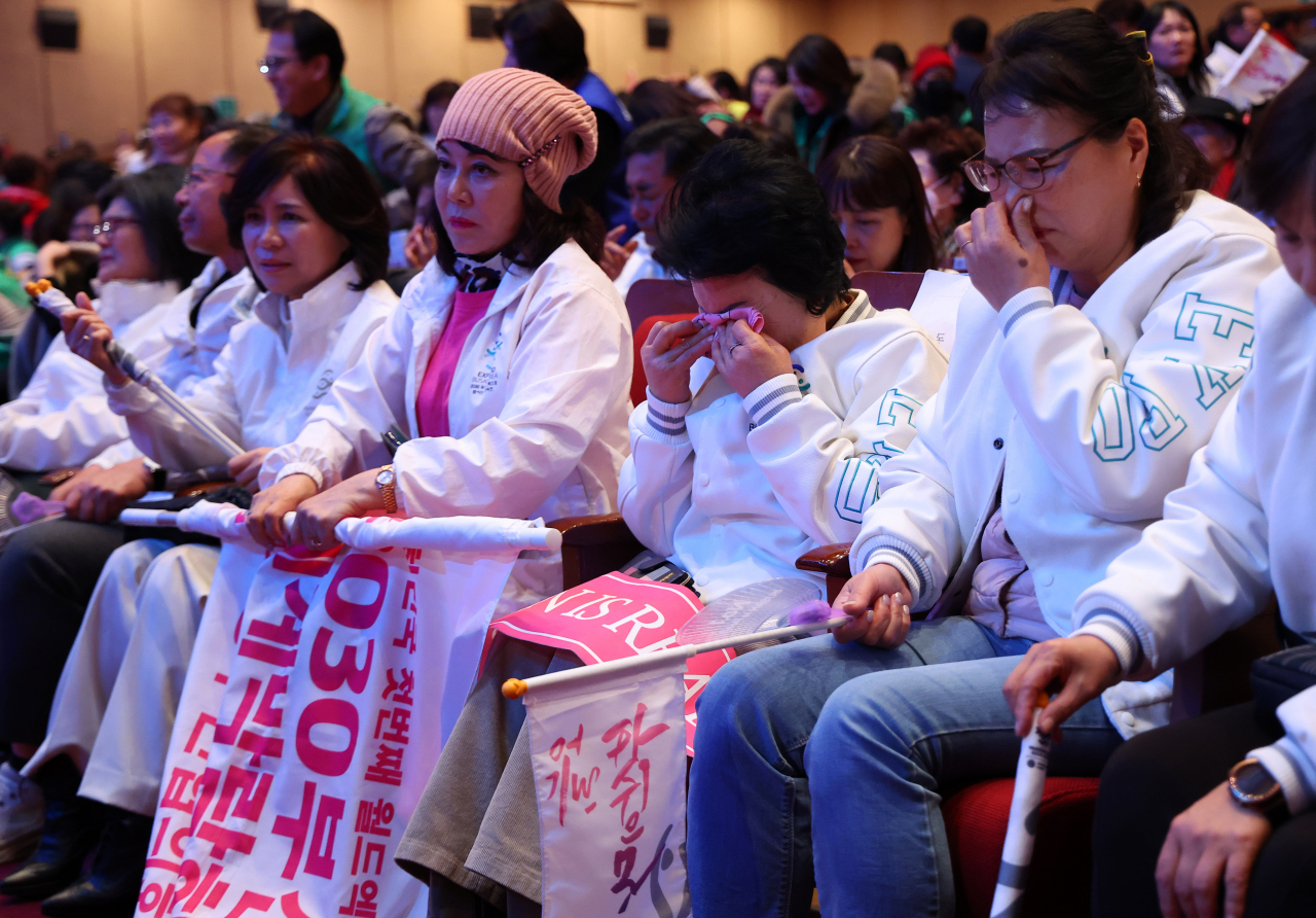 29일 오전 부산 동구 부산시민회관에서 열린 2030부산세계박람회 성공유치 시민 응원전에서 부산의 2030엑스포 유치가 무산되자 시민들이 눈물을 흘리고 있다. [연합]