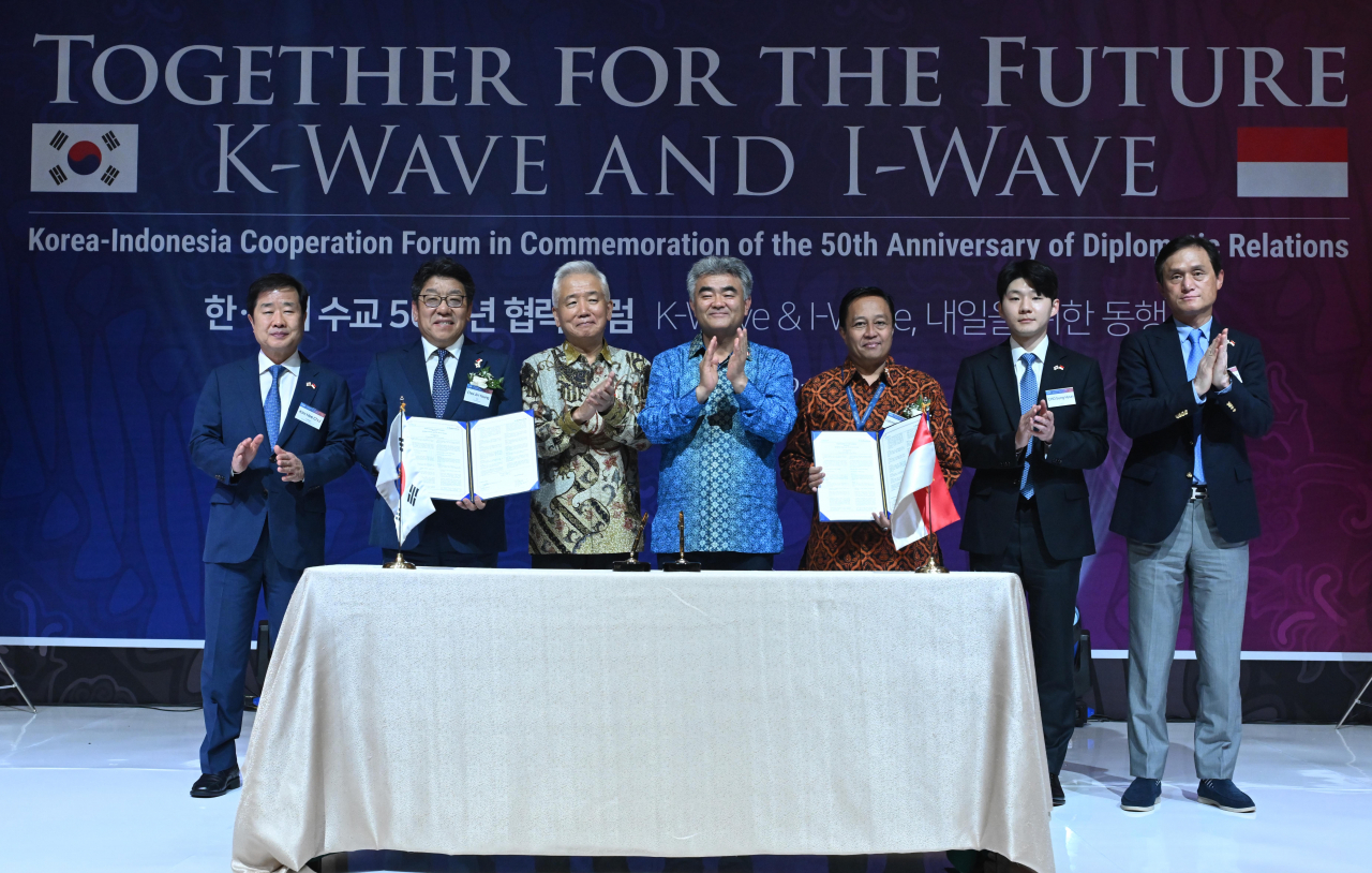 Attendees of the forum pose for a photo at the K-WAVE AND I-WAVE event including Daewoo E&C's Chairman Jung Won-ju (center), The Korea Herald CEO Choi Jin-young (second from left), and Cho Sung-hyun (second from right), director of the Corporate Planning and Management Division of Daily Sports Hankook. (The Korea Herald)