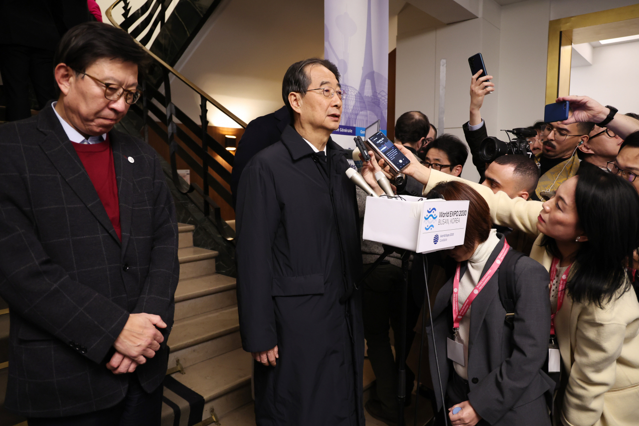 한덕수 국무총리가 28일 오후(현지시간) 프랑스 파리 외곽 팔레 데 콩그레에서 열린 제173차 국제박람회기구(BIE) 총회에서 2030년 세계박람회 개최지 선정 투표결과 부산이 탈락한 뒤 기자회견을 하고 있다. 왼쪽은 박형준 부산시장. [연합]