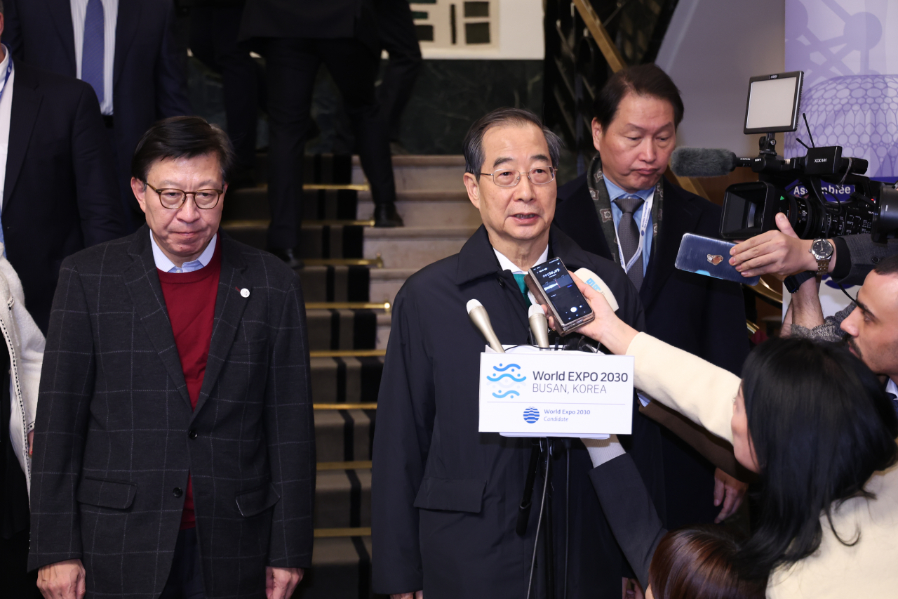 한덕수 국무총리가 28일 오후(현지시간) 프랑스 파리 외곽 팔레 데 콩그레에서 열린 제173차 국제박람회기구(BIE) 총회에서 2030년 세계박람회 개최지 선정 투표결과 부산이 탈락한 뒤 기자회견을 하고 있다. 왼쪽부터 박형준 부산시장, 한 총리, 최태원 대한상의 회장. [연합]