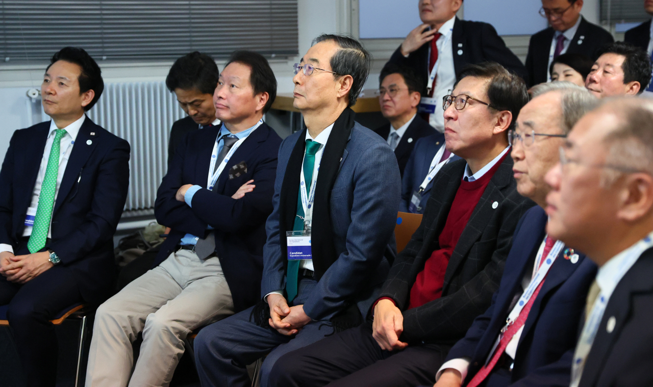 정의선 현대차그룹 회장(오른쪽부터), 반기문 전 유엔 사무총장, 박형준 부산시장, 한덕수 국무총리, 최태원 대한상의 회장, 장성민 대통령실 미래전략기획관 등 대표단이 28일 오후(현지시간) 프랑스 파리 외곽 팔레 데 콩그레에서 열린 제173차 국제박람회기구(BIE) 총회에서 2030년 세계박람회 개최지 투표 결과를 지켜보고 있다 [연합]