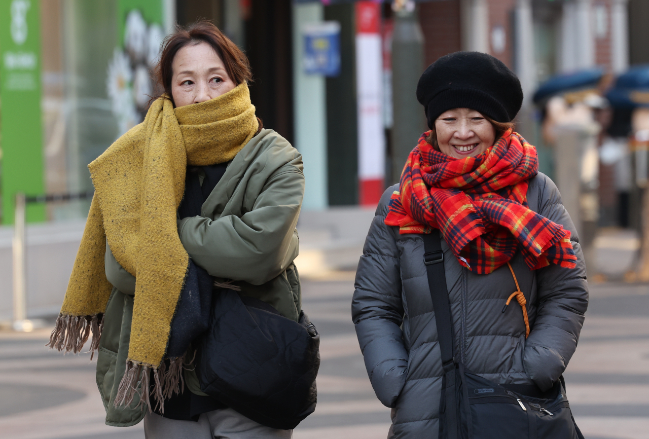 전국에 영하의 강추위가 다가온 날씨속에 관광객들이 이동하고 있다. 연합뉴스