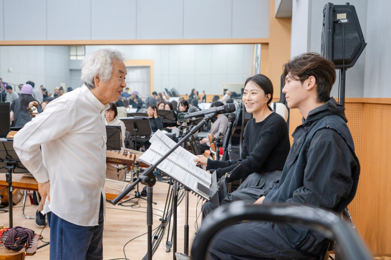 국립극장 남산 이전 50주년 기념 대형 칸타타 ‘세종의 노래:월인천강지곡’을 작곡한 박범훈(왼쪽), 국립창극단 단원 이소연 김준수 [국립극장 제공]