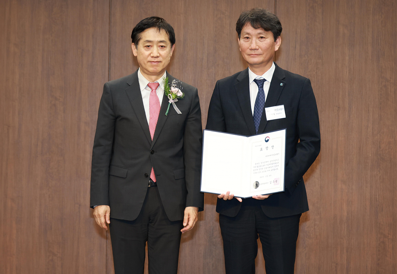서치길(오른쪽) IBK연금보험 대표가 28일 서울 중구 은행연합회에서 열린 ‘제17회 자금세탁방지의 날’ 기념행사에서 자금세탁방지 우수기관으로 금융위원장 표창을 수상한 후 김주현 금융위원장과 기념사진을 촬영하고 있다. [IBK연금보험 제공]