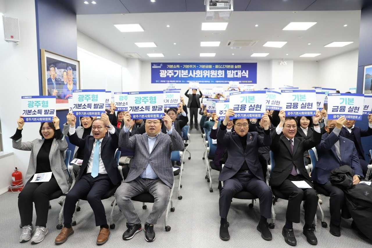 더불어민주당 기본사회위원회는 이재명 당대표가 신년 기자회견에서 밝힌 ‘기본사회’의 구상을 뒷받침하는 당대표 직속기구(비상설특별위원회)로, 이재명 대표가 위원장을 맡아 지난 2월 출범했다.