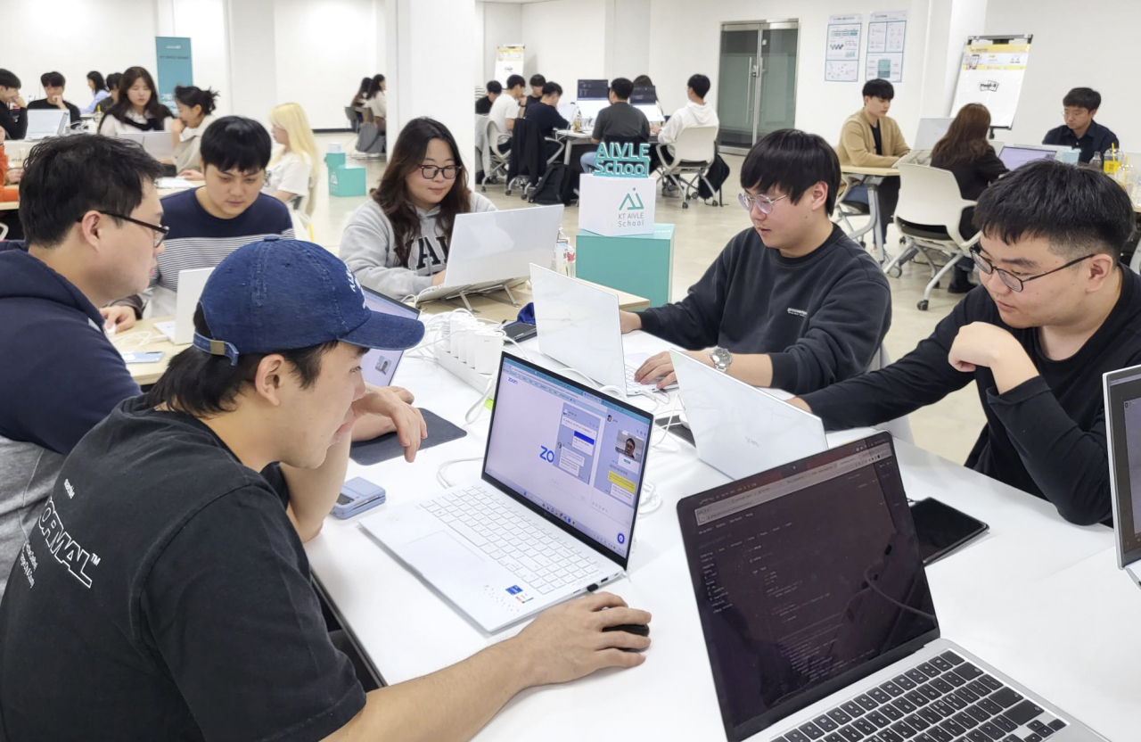 에이블스쿨 4기 교육생들이 교육 프로그램에 참여하고 있다.[KT 제공]