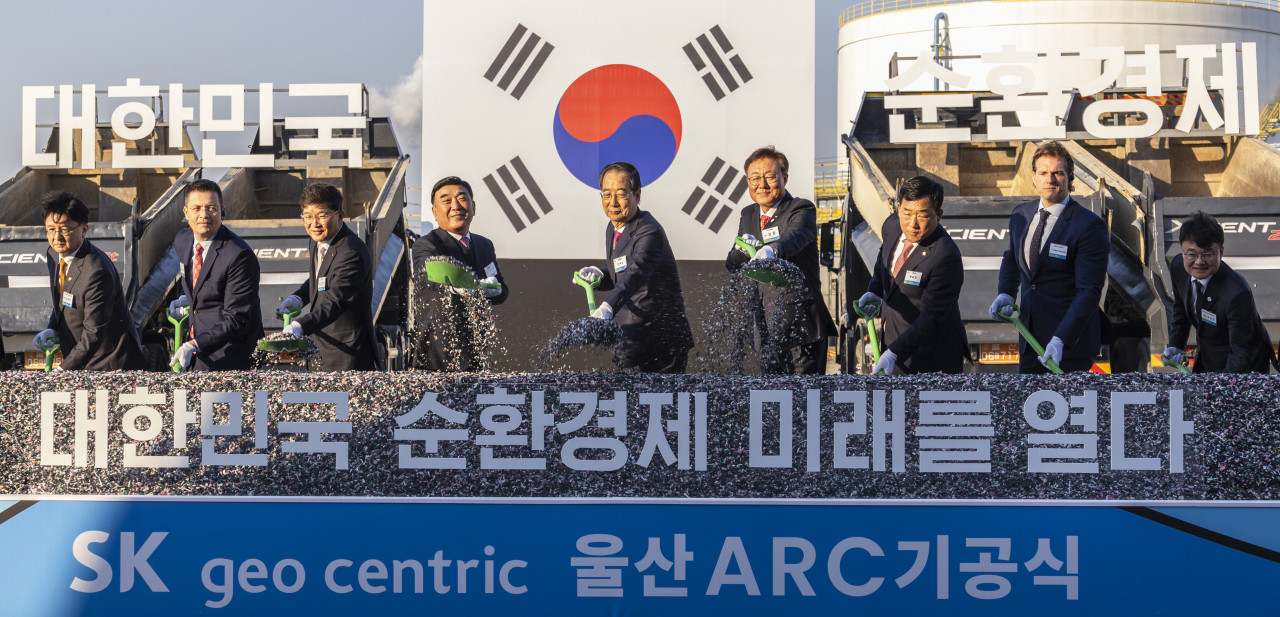 한덕수 국무총리가 지난15일 오후 울산 남구 SK 지오센트릭에서 열린 폐플라스틱 재활용 공장(ARC) 기공식에 참석해 폐플라스틱 모래를 이용해 첫 삽을 뜨고 있다. 김두겸 울산시장, 한 총리, 김준 SK 이노베이션 부회장, 국민의힘 박성민 의원. [연합]