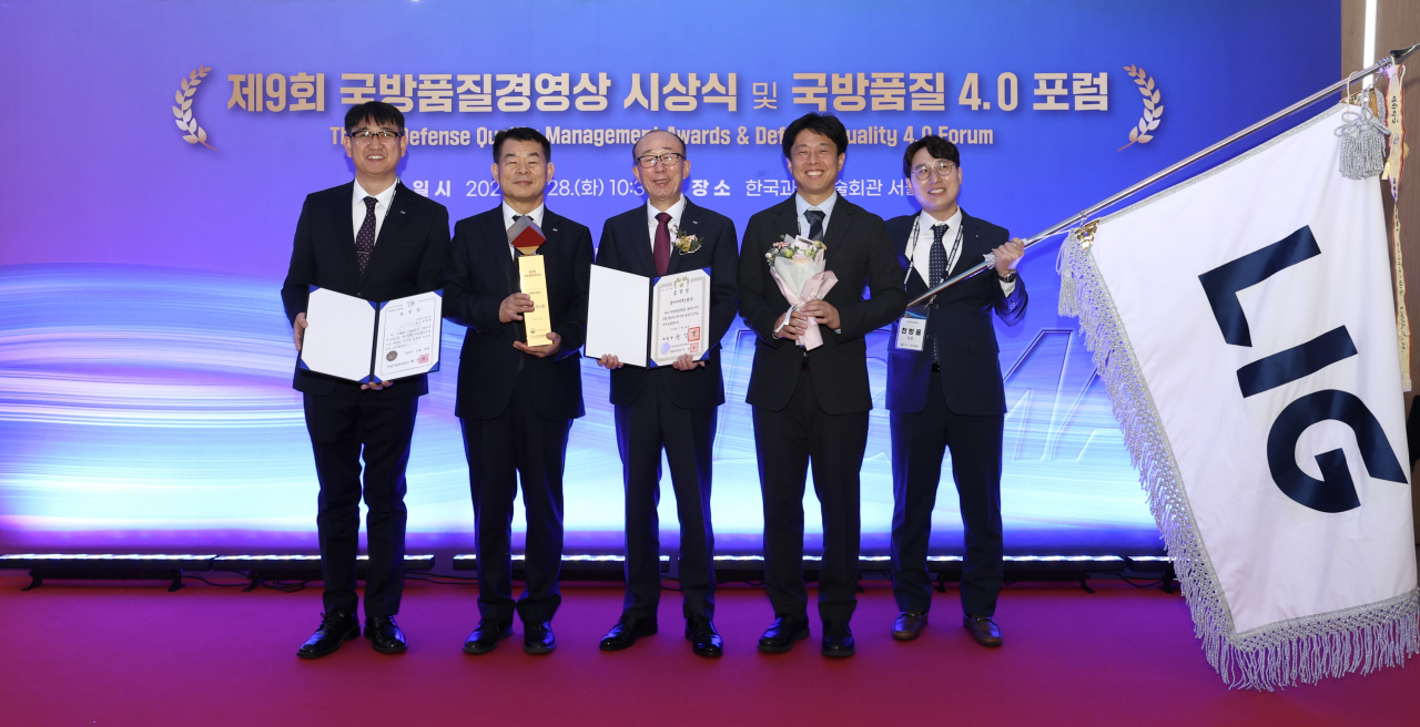 28일 서울시 강남구 한국과학기술회관에서 개최된 ‘제9회 국방품질경영상 시상식’에서 김지찬(가운데) LIG넥스원 대표와 LIG넥스원 수상자들이 기념 촬영을 하고 있다. [LIG넥스원 제공]