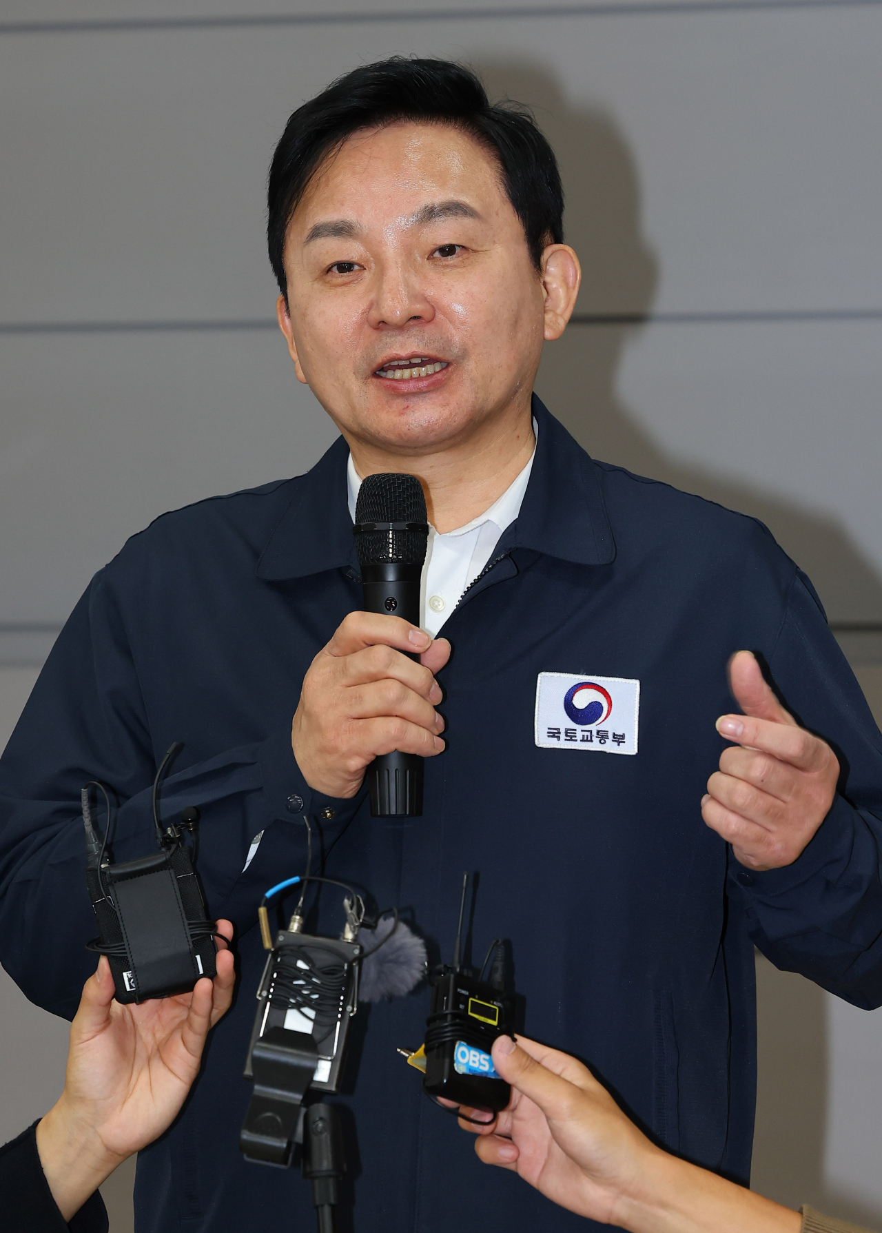 원희룡 국토교통부 장관이 지난 28일 인천시 서구 LH 검단사업단에서 열린 '검단 AA13블록 아파트 입주예정자 현장간담회'에서 취재진 질문에 답하는 모습. [연합]