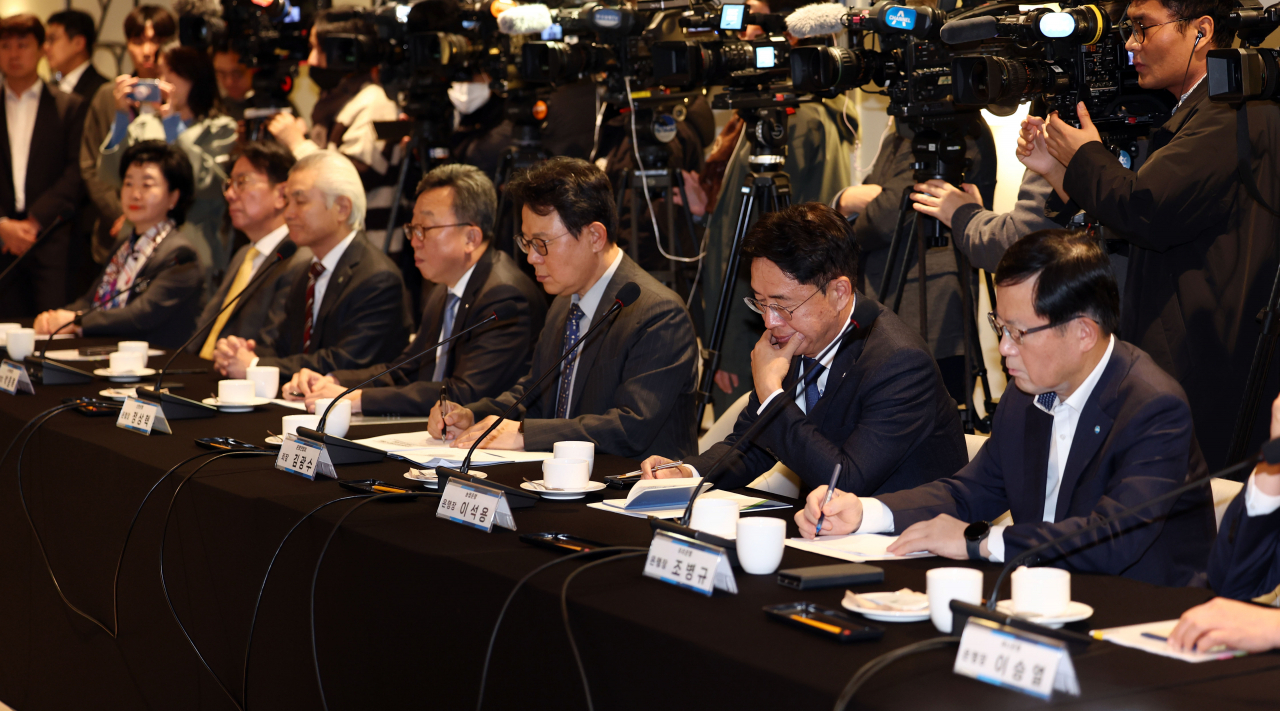 27일 오후 서울 중구 전국은행연합회 뱅커스클럽에서 열린 금융위·금감원·은행장 간담회에서 은행장들이 김주현 금융위원장의 발언을 듣고 있다.[연합]