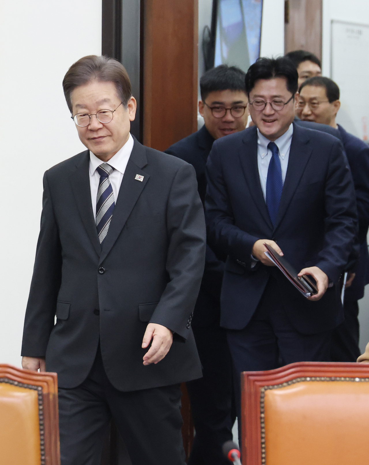 이재명 더불어민주당 대표가 29일 국회에서 열리는 최고위원회의에 입장하고 있다. [연합]