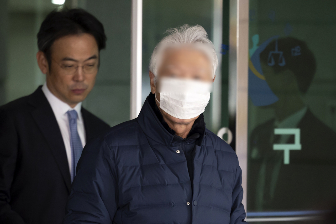 이태원 참사가 일어난 호텔 주변에 불법 구조물을 세우고 도로를 허가 없이 점용한 혐의로 불구속 기소된 해밀톤호텔 대표 이모(76) 씨가 29일 오전 선고 공판을 마친 후 서울서부지방법원을 나서고 있다. 이날 서울서부지법 형사4단독은 이모 씨에 대해 벌금 800만원을 선고했다. [연합]