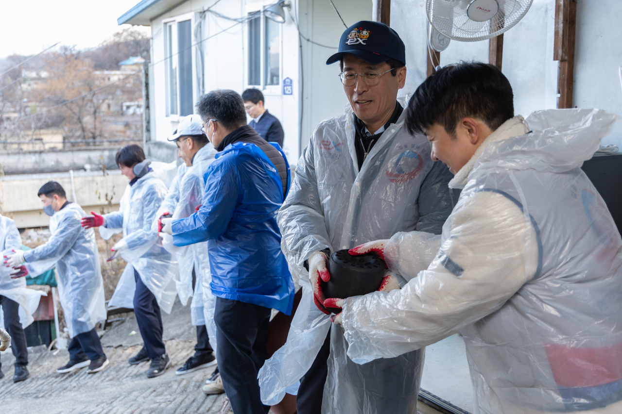 28일 함진규 한국도로공사 사장과 임직원들이 연탄 나눔 봉사활동을 하고 있다. [한국도로공사 제공]