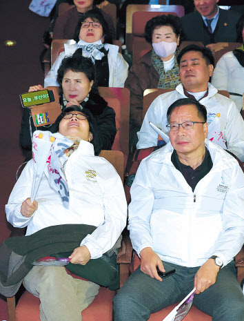 29일 오전 부산 동구 부산시민회관에서 열린 2030부산세계박람회 성공유치 시민 응원전에서 부산의 2030엑스포 유치가 무산되자 시민들이 아쉬워하고 있다. [연합]