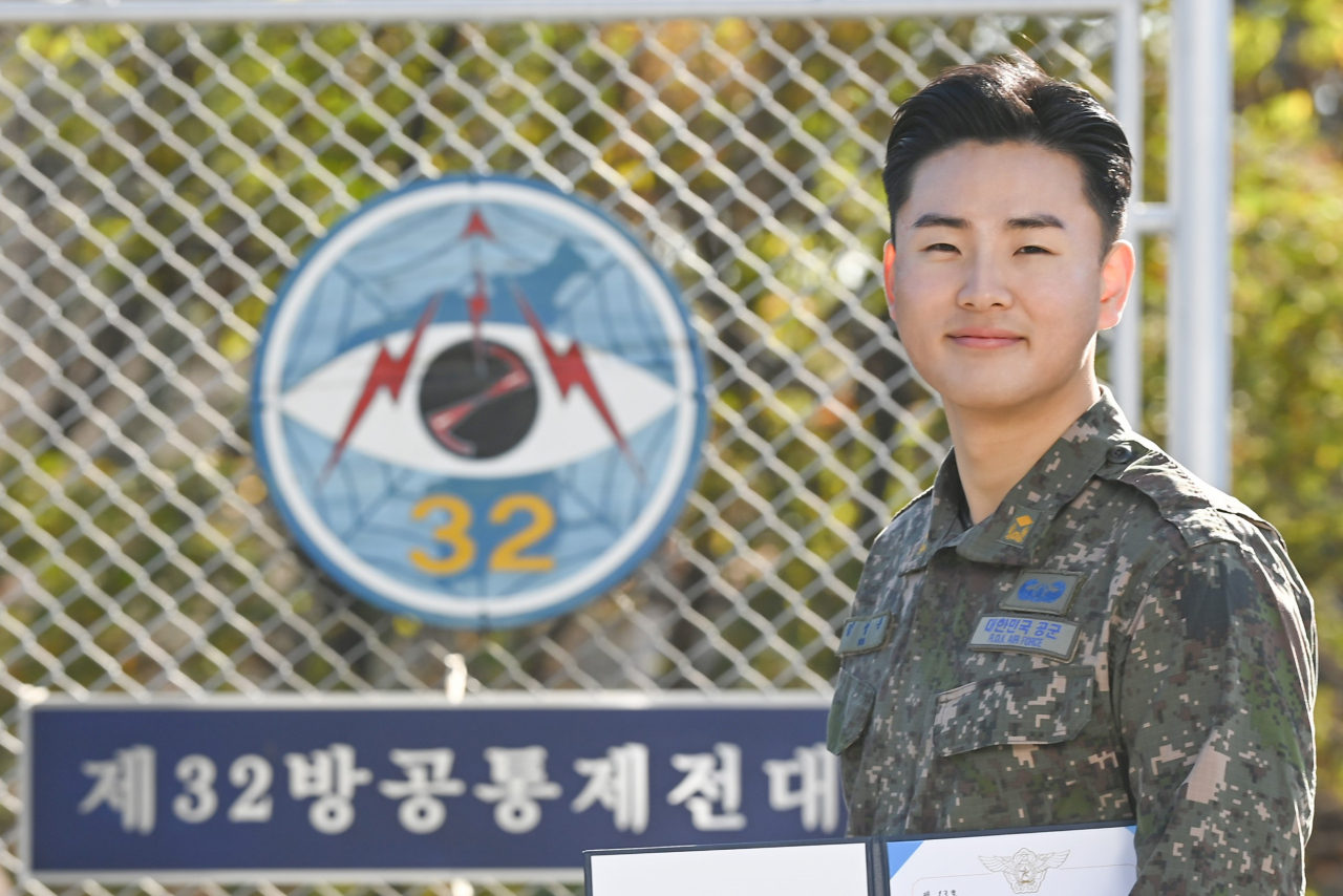 2023년 지상통제 분야에서 최우수 방공무기통제사 ‘골든 아이’(Golden Eye)로 선정된 김성욱(26) 준위는 “대회를 준비하며 고생했던 시간이 헛되지 않을 만큼 보람찼다”며 “앞으로도 늘 빛나는 눈으로 영공을 감시하겠다”고 수상소감을 밝혔다. [공군 제공]