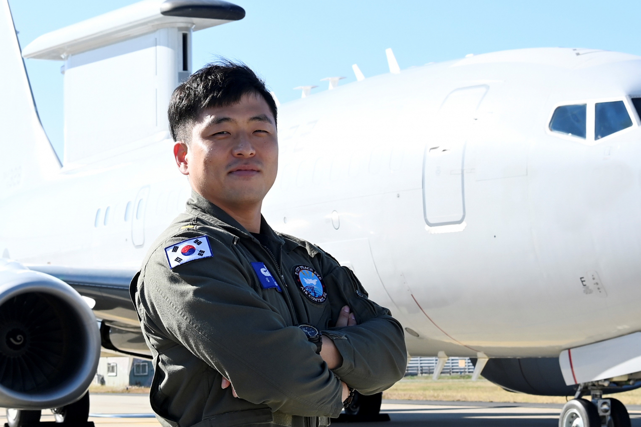 2023년 공중통제 분야에서 최우수 방공무기통제사 ‘골든 아이’(Golden Eye)로 선정된 김주현 준위는 “항상 옆에서 힘이 돼주는 동료와 가족을 생각해서라도 골든아이에 안주하지 않고 항상 초심을 유지하며 성공적인 작전 수행을 위해 더욱 더 노력하겠다”고 다짐했다.