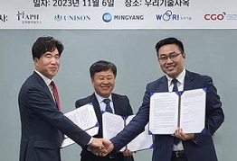 유니슨 박원서 사장(왼쪽부터), 압해해상풍력발전소 전대영 사장, 밍양 리우 웬하오 대표가 계약을 맺고 있다. [유니슨 제공]