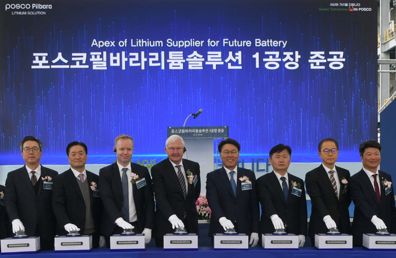 김준형(왼쪽부터) 포스코퓨처엠 사장, 김지용 포스코홀딩스 미래기술연구원장, 데일 헨더슨 필바라미네랄 CEO, 앤서니 키어넌 필바라미네랄 이사회 의장, 최정우 포스코그룹 회장, 서동용 국회의원, 산업통상자원부 이승렬 산업정책실장, 박창환 전라남도 정무부지사가 포스코필바라리튬솔루션의 수산화리튬 1공장 준공식에서 기념 촬영을 하는 모습. [포스코홀딩스 제공]