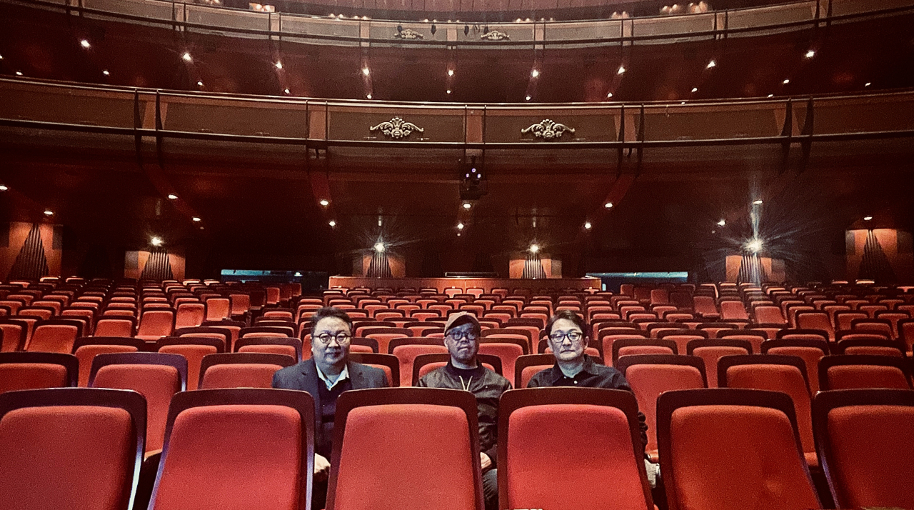 김덕희 서울시뮤지컬단 단장, 김은성 작가, 박천휘 작곡가(왼쪽부터) 의기투합했다. 셰익스피어 비극 ‘맥베스’를 뮤지컬로 만들기 위해서다. 최근 세종문화회관에서 만난 김덕희 단장은 “셰익스피어 작품 중 가장 갈등 에너지가 크고, 사건이 선명하게 드러난 이 작품으로 새로운 창작 뮤지컬을 만들면 의미있는 시도가 되리라 봤다”고 제작 배경을 설명했다. 고승희 기자
