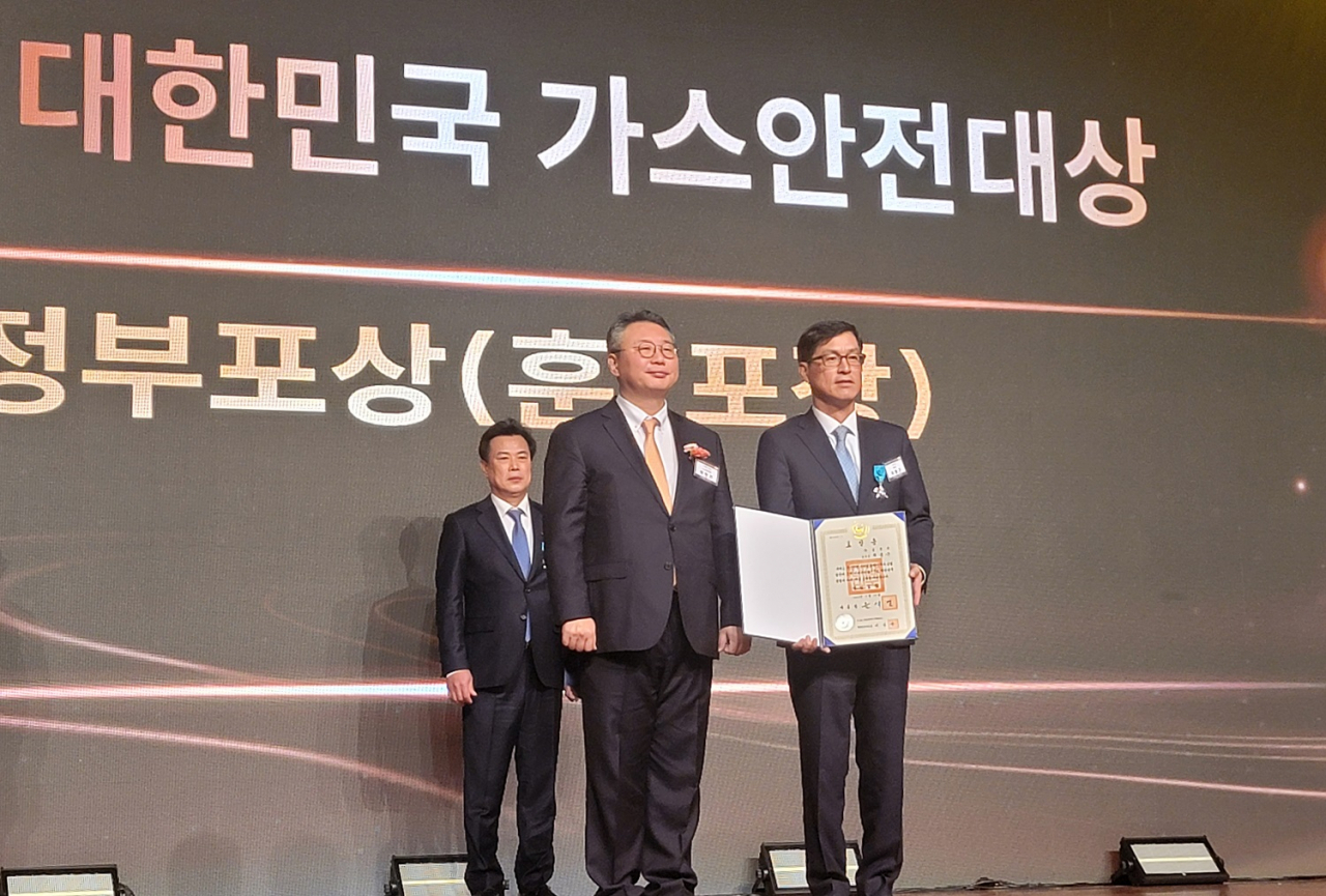 차봉근(오른쪽) 삼천리ENG 플랜트 사업 부문 대표이사가 ‘제30회 대한민국 가스안전대상’에서 산업포장을 수상했다. [삼천리 제공]