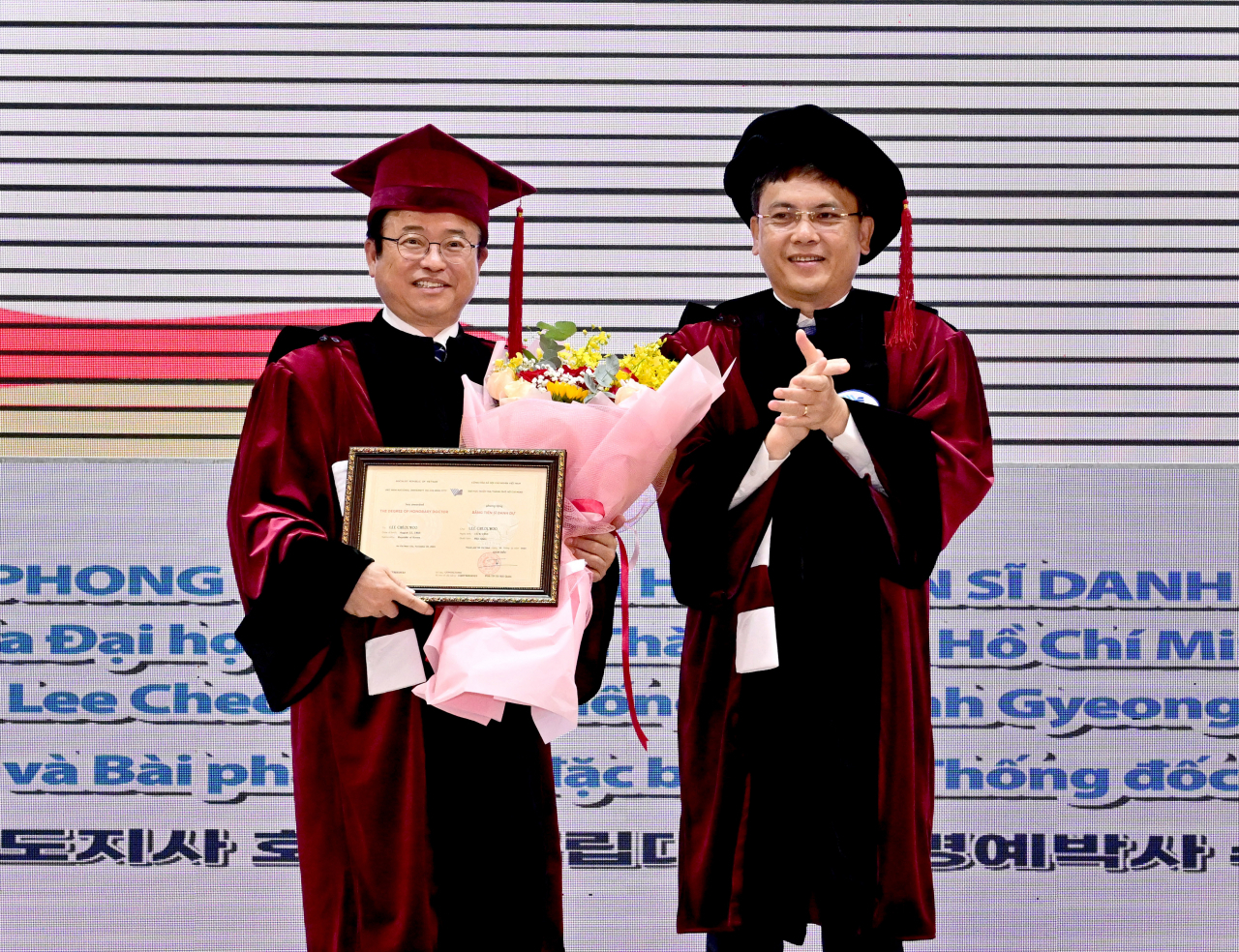 이철우 경북지사(왼쪽)가 지난 28일 호찌민 국립대에서 명예 박사학위를 받고 있다.[경북도 제공]