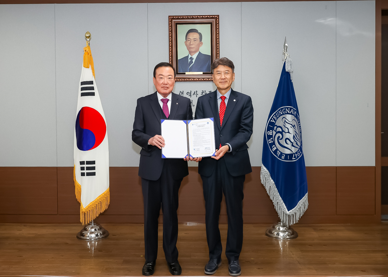 정명섭 대구도시개발공사 사장(왼쪽)과 최외출 영남대 총장은 29일 산학협력 협약을 체결했다[대구도시개발공사 제공]