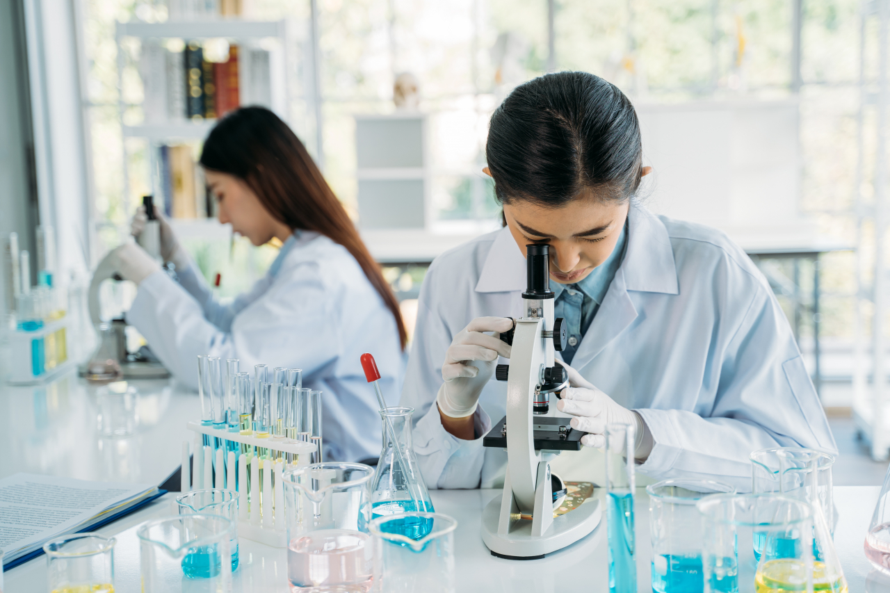 Female scientists conduct a science experiment. (Getty Images Bank)