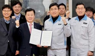 강석진 중진공 이사장(왼쪽 세번째)이 29일 세아베스틸과 세아 군산공장에서 업무협약을 하고 있다. [중진공 제공]