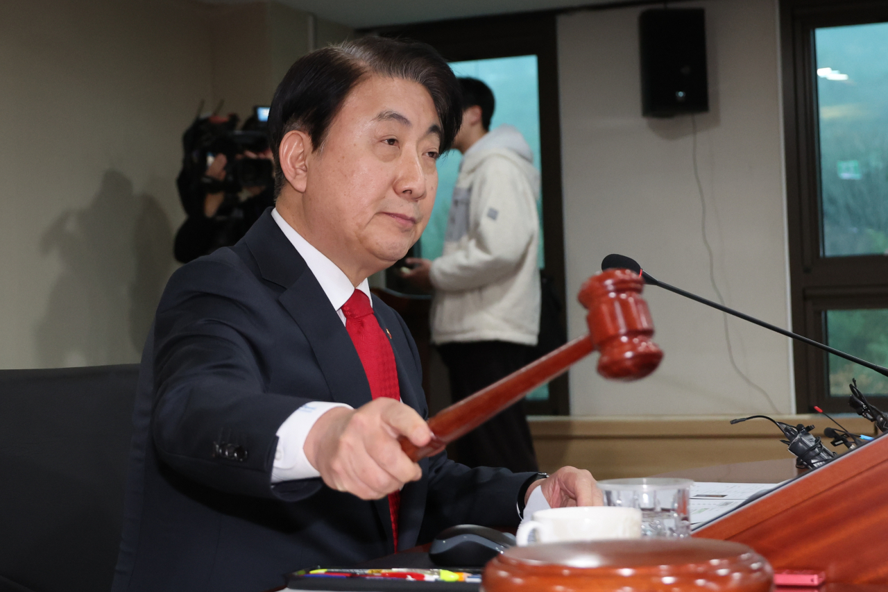 이동관 방송통신위원장이 29일 오후 정부과천청사 방통위 회의실에서 열린 2023년 제44차 회의를 주재하고 있다. 이날 방통위는 을지학원의 연합뉴스TV 최다액출자자 변경 신청 건을 일단 보류했다. [연합]