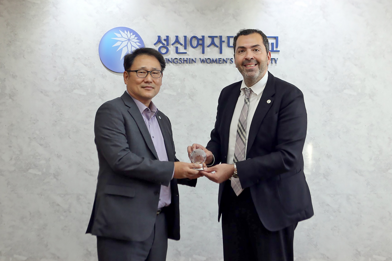 성신여대 이성근 총장(왼쪽)이 ‘Global Leadership & Excellence Award’ 수상 후, 세계중소기업학회(ICSB) 아이만 타라비쉬(Ayman El Tarabishy) 사무총장과 기념 촬영을 하고 있다. [성신여대 제공]