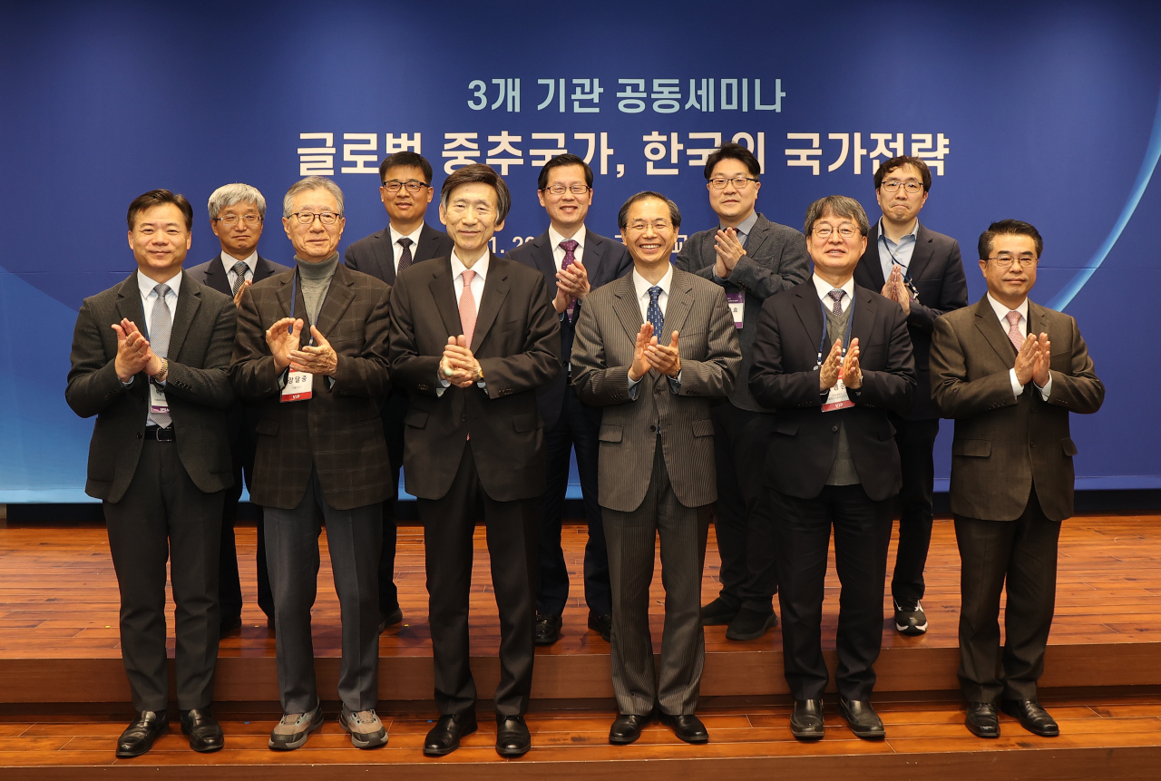 29일 오후 서울 양재동 국립외교원 외교타운에서 제주평화연구원이 국립외교원 외교안보문제 연구소, 국방대학교 국가안보문제연구소와 공동으로 개최한 세미나 ‘글로벌 중추국가, 한국의 외교전략’에서 참석자들이 촬영하고 있다. [제주평화연구원 제공]