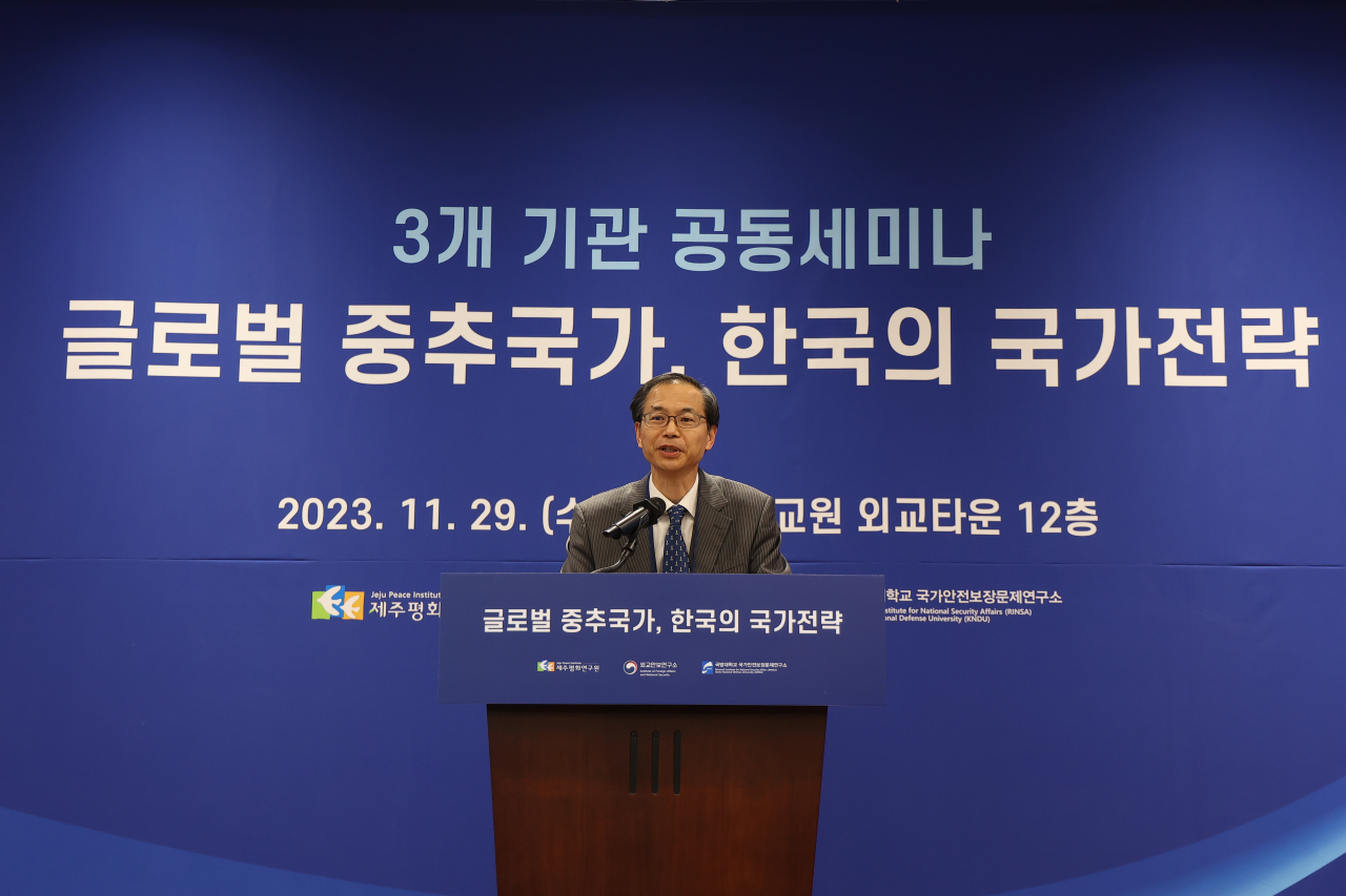 29일 오후 서울 양재동 국립외교원 외교타운에서 제주평화연구원이 국립외교원 외교안보문제 연구소, 국방대학교 국가안보문제연구소와 공동으로 개최한 세미나 ‘글로벌 중추국가, 한국의 외교전략’에서 강영훈 제주평화연구원장이 개회사를 하고 있다. [제주평화연구원 제공]