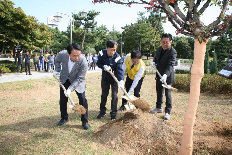현대제철 인천공장이 푸른 동구 만들기의 일환으로 활동하고 있는 나무심기 행사 모습.