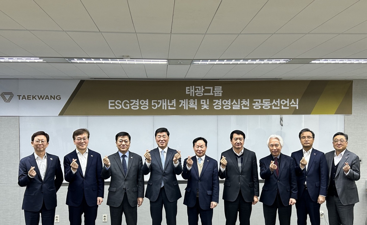 주원(왼쪽부터) 흥국증권 대표이사, 임규준 흥국화재 대표이사, 임형준 흥국생명 대표이사, 성회용 티캐스트 대표이사, 조진환 태광산업 대표이사, 정철현 대한화섬 대표이사, 유태호 티시스 대표이사, 손석근 흥국자산운용 대표이사, 문윤석 고려·예가람저축은행 대표이사가 기념촬영을 하고 있다. [태광그룹 제공]