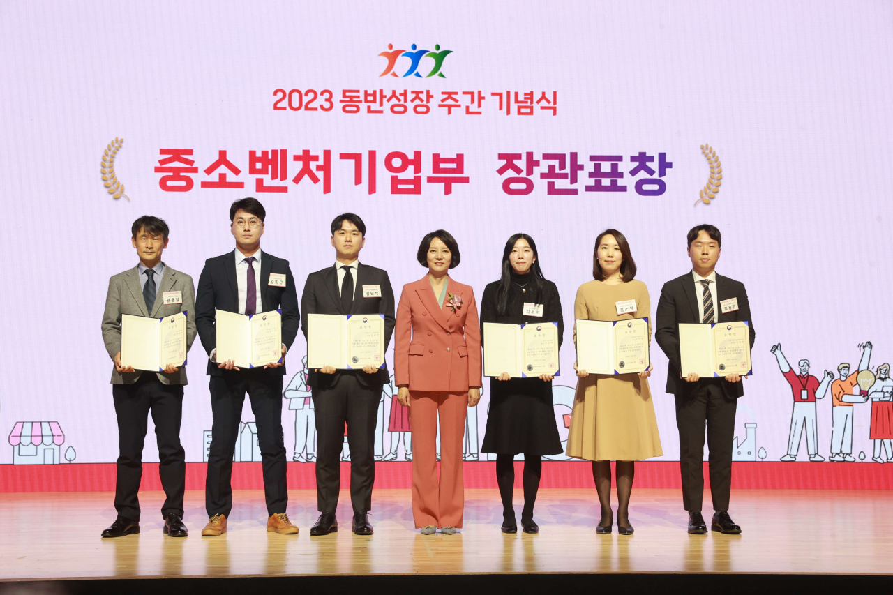 29일 서울 마포구 상암동 에스플렉스센터에서 개최된 2023동반성장주간 기념식에서 우아한형제들 김민석 협력사업추진팀장(왼쪽에서 세 번째)이 중소벤처기업부 장관 표창을 받고 기념 촬영을 하고 있다. [우아한형제들 제공]