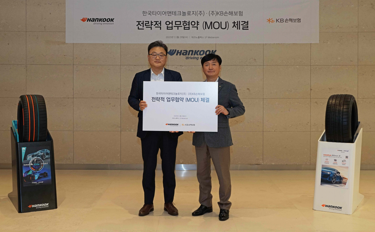 박종호(왼쪽) 한국타이어앤테크놀로지 한국사업본부장과 박영식 KB손해보험 다이렉트본부장이 기념 촬영을 하는 모습. [한국타이어앤테크놀로지 제공]